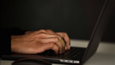الذكاء الاصطناعي يعيد تعريف بيئة العمل الحديثة عبر أدوات تخطيط وإنتاجية تسرع اتخاذ القرار وتقلل الاعتماد على الهياكل التقليدية