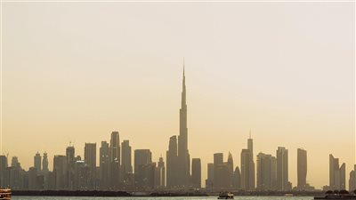 توقعات بتباطؤ نمو اقتصاد الإمارات على المدى القريب مع تصاعد التوترات الإقليمية وتأثيرها على قطاعات الطاقة والتجارة