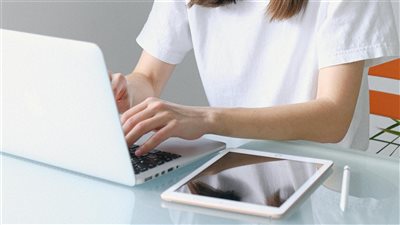 اتساع سوق العمل الحر عالميًا مع ازدياد اعتماد الشركات على المنصات الرقمية لتوظيف المستقلين في مجالات التقنية والتصميم والمحتوى