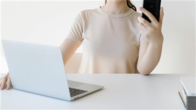 تحول متسارع في بيئات العمل نحو النماذج الهجينة المدعومة بالذكاء الاصطناعي التي تدمج بين العمل عن بعد والأتمتة