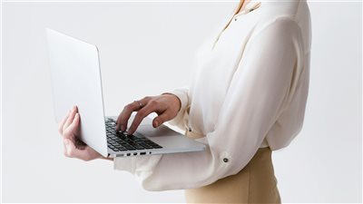 دراسات حديثة في علم النفس التنظيمي تشير إلى أن تحسين إدارة الوقت داخل بيئات العمل يساهم بشكل مباشر في تقليل الإرهاق الذهني