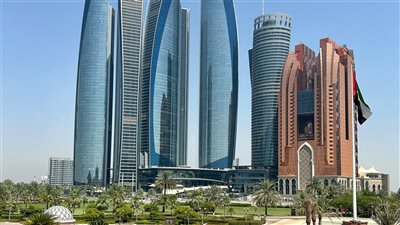 الإمارات تعزز جاذبيتها الاستثمارية مع توسع المشاريع الصناعية والتمويلية المرتبطة بخطط التنويع الاقتصادي