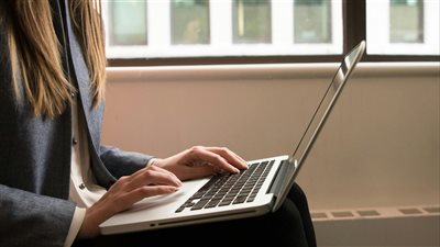 خبراء أعمال يتوقعون نمو الطلب على المهارات الإنسانية والإبداعية مع توسع استخدام الأنظمة الذكية في الوظائف التقنية والإدارية