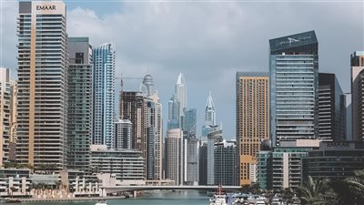 الإمارات توسع شبكاتها اللوجستية الإقليمية عبر خدمات شحن جديدة تعزز حركة التجارة في موانئ الدولة