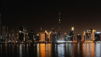 تحركات سوقية نشطة في الإمارات تدعم نمو قطاعات العقارات والخدمات المالية