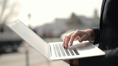 تحولات سوق العمل العالمي تدفع نحو ارتفاع الطلب على المهارات الرقمية المتقدمة مع تزايد اعتماد الشركات على النماذج الهجينة 