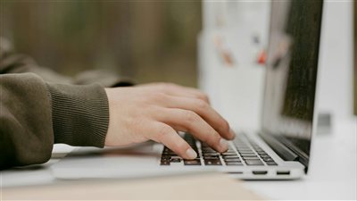دراسات حديثة في علم النفس المهني تشير إلى أن إعادة تنظيم العادات اليومية تلعب دورًا حاسمًا في تقليل الإرهاق وزيادة الإنتاجية 