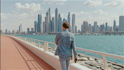 شركات الإمارات تبدي تفاؤلًا بأداء الأعمال خلال النصف الثاني من العام رغم تباطؤ الصادرات وتأثر سلاسل الإمداد الإقليمية