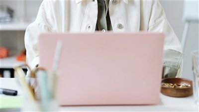 ما وراء الأتمتة الكاملة: كيف يفرض مفهوم العمل القائم على التقييم البشري نفسه كأهم مهارة في عصر الذكاء الاصطناعي؟