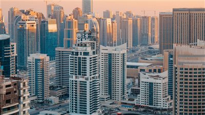 الاقتصاد الإماراتي يواصل التوسع خارج القطاع النفطي وسط تحسن النشاط التجاري وتفاؤل الشركات بآفاق النمو المقبلة
