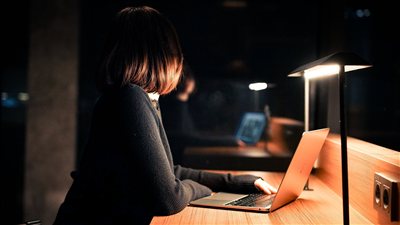 الذكاء الاصطناعي يدفع رواد الأعمال نحو نماذج عمل أكثر مرونة تعتمد على فرق صغيرة وإنتاجية أعلى مدعومة بالأدوات الذكية