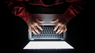 التفكير النقدي وإدارة التعلم الذاتي يتقدمان قائمة المهارات المهنية الأكثر طلبًا مع تسارع التحولات في سوق العمل العالمي