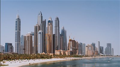 الاقتصاد الإماراتي يواصل جذب الاستثمارات مع تحركات جديدة لتعزيز القطاعات غير النفطية وزيادة تنافسية الأسواق