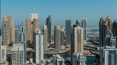 الإمارات تعزز خططها للطاقة والاستثمار مع توسع مشاريع أدنوك ورفع القدرة الإنتاجية النفطية خلال السنوات المقبلة
