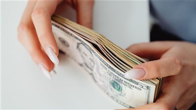 خبراء اقتصاد يتوقعون مسارًا أكثر استقرارًا للجنيه المصري إذا استمرت تدفقات الاستثمار الأجنبي