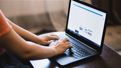 العمل الهجين يعيد تشكيل استراتيجيات التوظيف عالميًا مع تركيز المؤسسات على المرونة وقياس الأداء بالنتائج بدلًا من ساعات الحضور