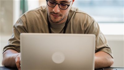 الشركات الناشئة توسع استثماراتها في مهارات الذكاء الاصطناعي والتحليل الرقمي لمواكبة متطلبات سوق العمل المتغيرة