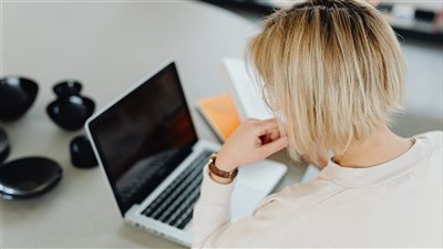 خبراء الإنتاجية يشددون على أن بناء العادات اليومية الصغيرة والتخطيط الواقعي يحققان نتائج أكثر استدامة من السعي وراء التغييرات المفاجئة