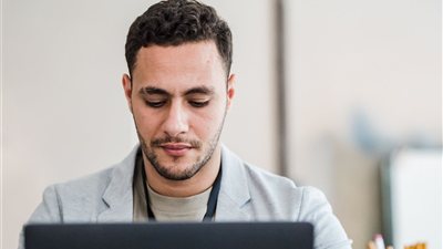 خبراء التنمية المهنية يحذرون من أن التعلم المستمر وإتقان أدوات الذكاء الاصطناعي أصبحا شرطًا أساسيًا للحفاظ على التنافسية الوظيفية