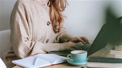 نموذج التعلم التكيفي المصغر يترأس المفاهيم المستحدثة لتطوير الذات واكتساب المعرفة اليومية دون السقوط في الإجهاد الذهني