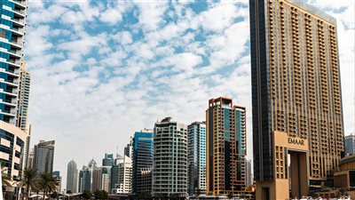 الأسواق الإماراتية تترقب أسبوعًا اقتصاديًا حافلًا بالتطورات العالمية وسط متابعة المستثمرين لتداعيات قرارات البنوك المركزية وأسعار الطاقة